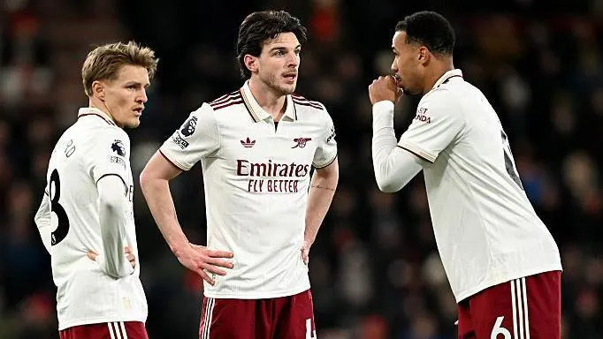 Odegaard, Rice and Gabriel in discussion 