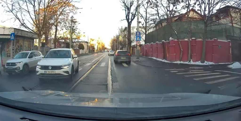 A mother with a stroller almost hit on the crossing, the MAI’s response to the notification: “invalid notification” A mother with a stroller almost hit on the crossing, the MAI's response to the notification: "invalid notification"