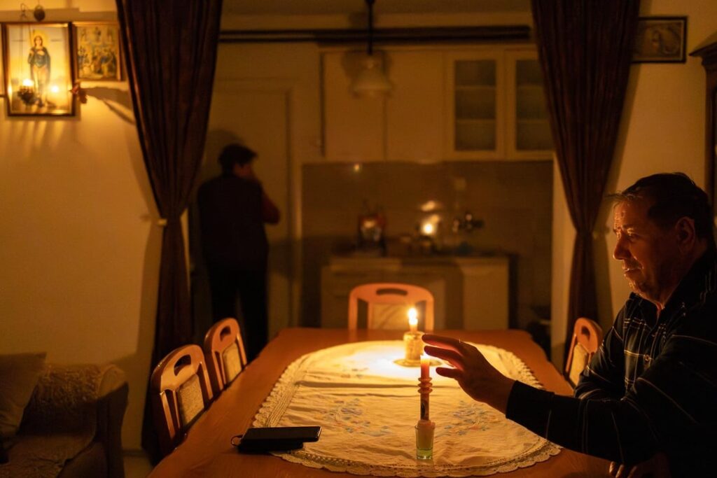Seven days without electricity. Holidays in the dark. It is time for solidarity and action