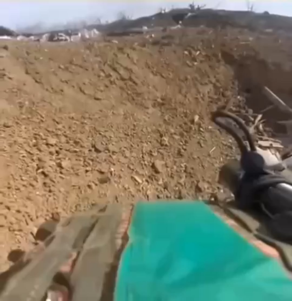 🇺🇦 🇷🇺 Older footage. A Ukrainian soldier kills two Russian soldiers that attempt to run past his trench, likely concussed from his RPG