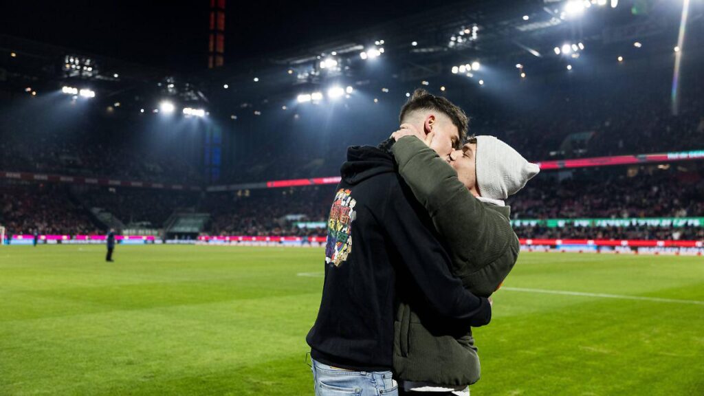 Referee surprises boyfriend with marriage proposal in stadium