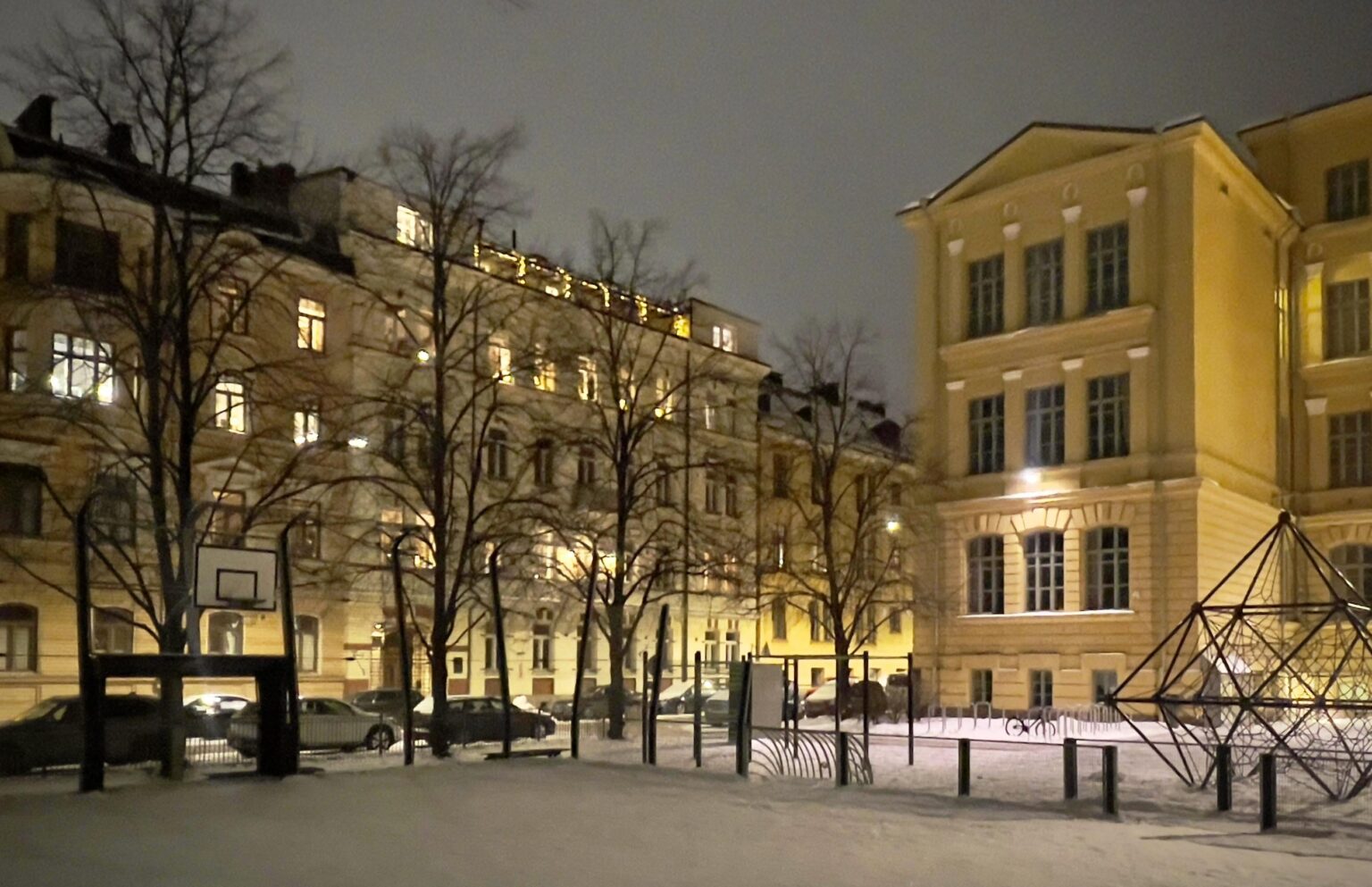 A view from Kaartinkaupunki, Helsinki. School building on the right-hand side.