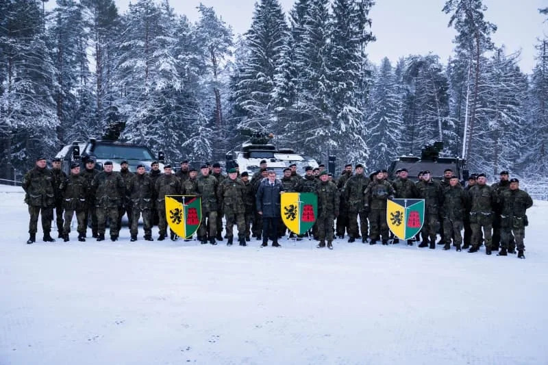 German Foreign Minister Johann Wadephul (C) poses for a photo with soldiers during a visit to Panzerbrigade 45 "Lithuania". Christoph Soeder/dpa