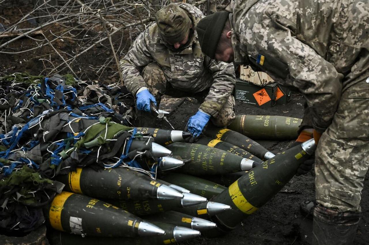 Ukrainian servicemen prepare to fire towards Russian positions with a 155mm M777 Howitzer artillery weapon on the front line somewhere near the city of Bakhmut on March 11, 2023. (AFP Photo)