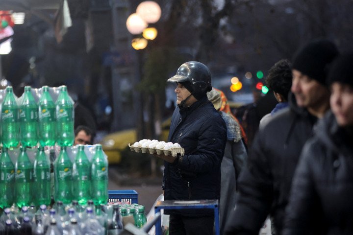 An Iranian man shops in a local market as protests erupt over the collapse of the currency's value in Tehran, Iran, January 5, 2026. Majid Asgaripour/WANA (West Asia News Agency) via REUTERS.