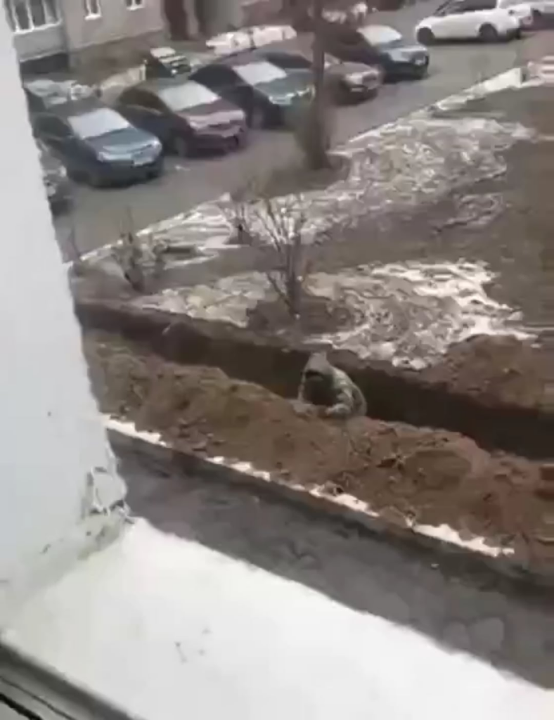 Russian went back home from Ukraine and dug a trench outside the apartment building