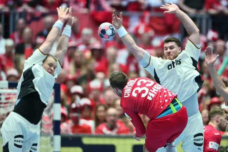 Croatia's Luka Cindric (C) in action against Germany's Justus Fischer (L) and Johannes Golla during the European Men's Handball Championship semi-final match between Germany and Croatia at the Jyske Bank Boxing. Sina Schuldt/dpa