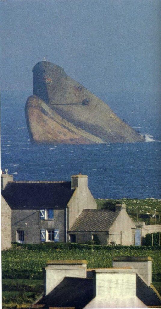 Sinking of the Amoco Cadiz off the coast of Portsall (Finistère), 03/16/1978