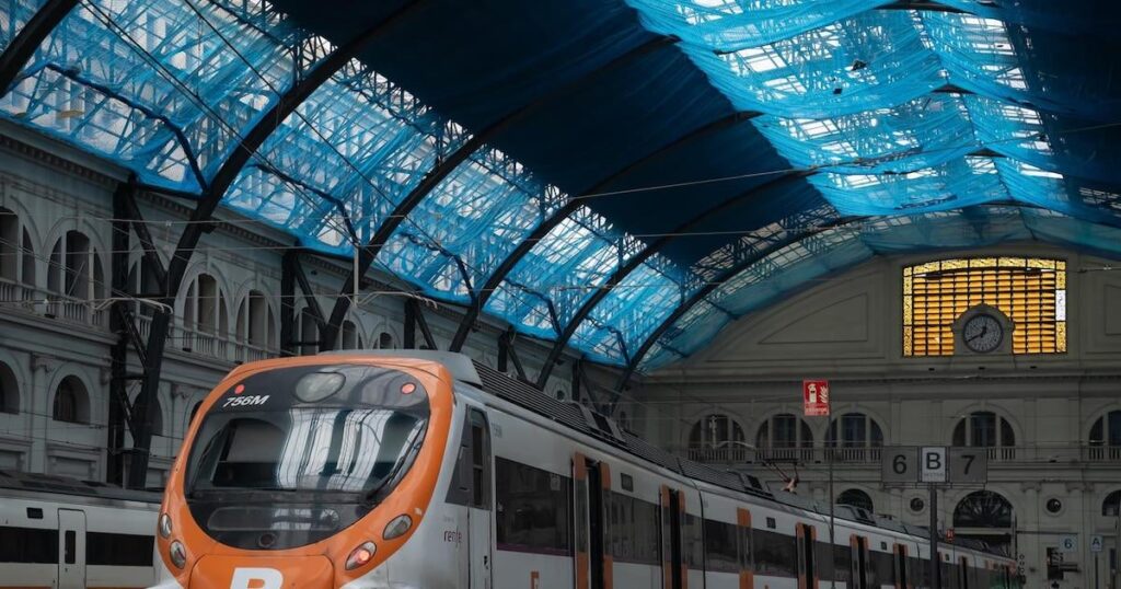 A commuter train derails between Blanes and Maçanet (Girona) and hits a rock