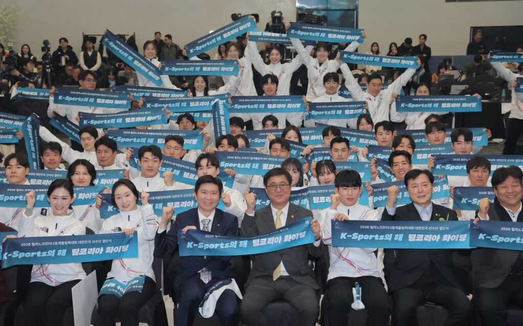 Athletes and officials for the 2026 Winter Olympics hold up banners for a photo session during the delegation launch ceremony at Seoul Olympic Parktel in Seoul on Jan. 22, 2026. [YONHAP]