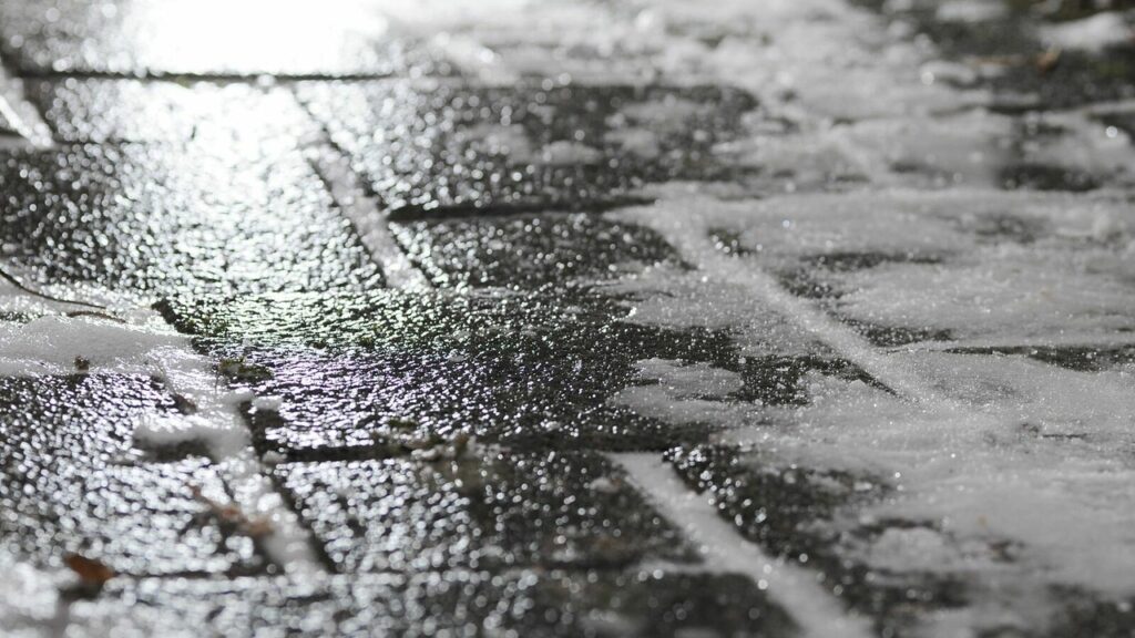 Icy road conditions expected: Luxembourg under nationwide yellow alert for black ice on Monday