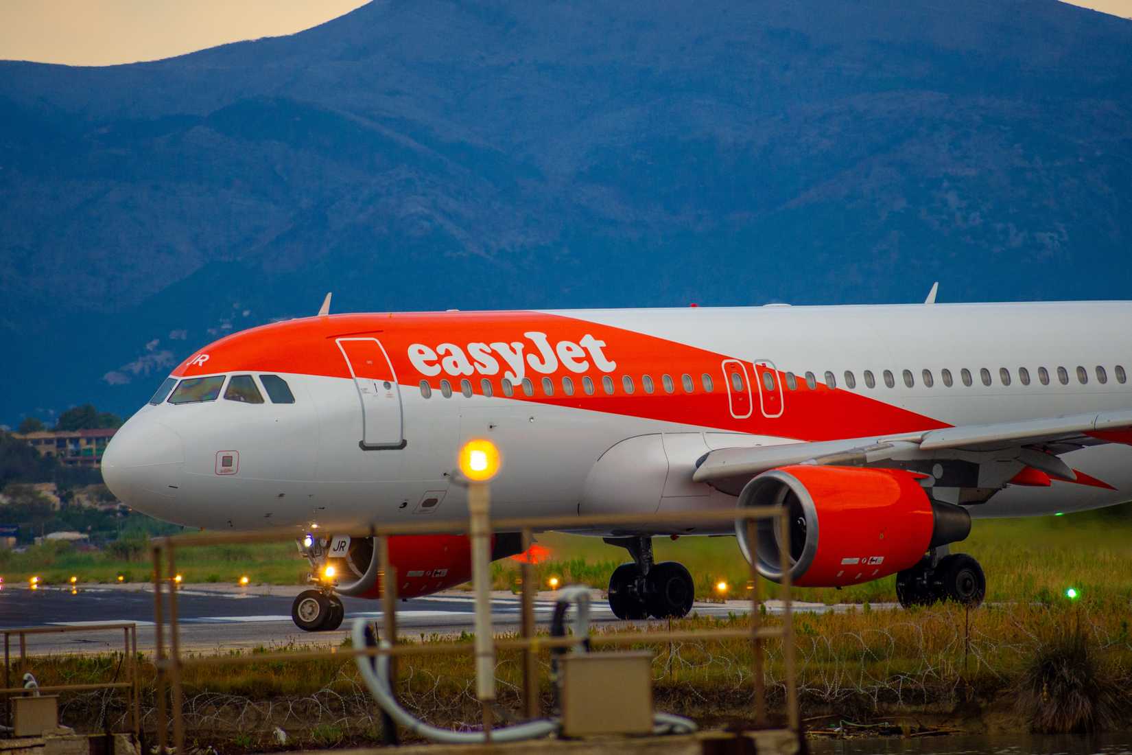 easyJet Airbus A320 2