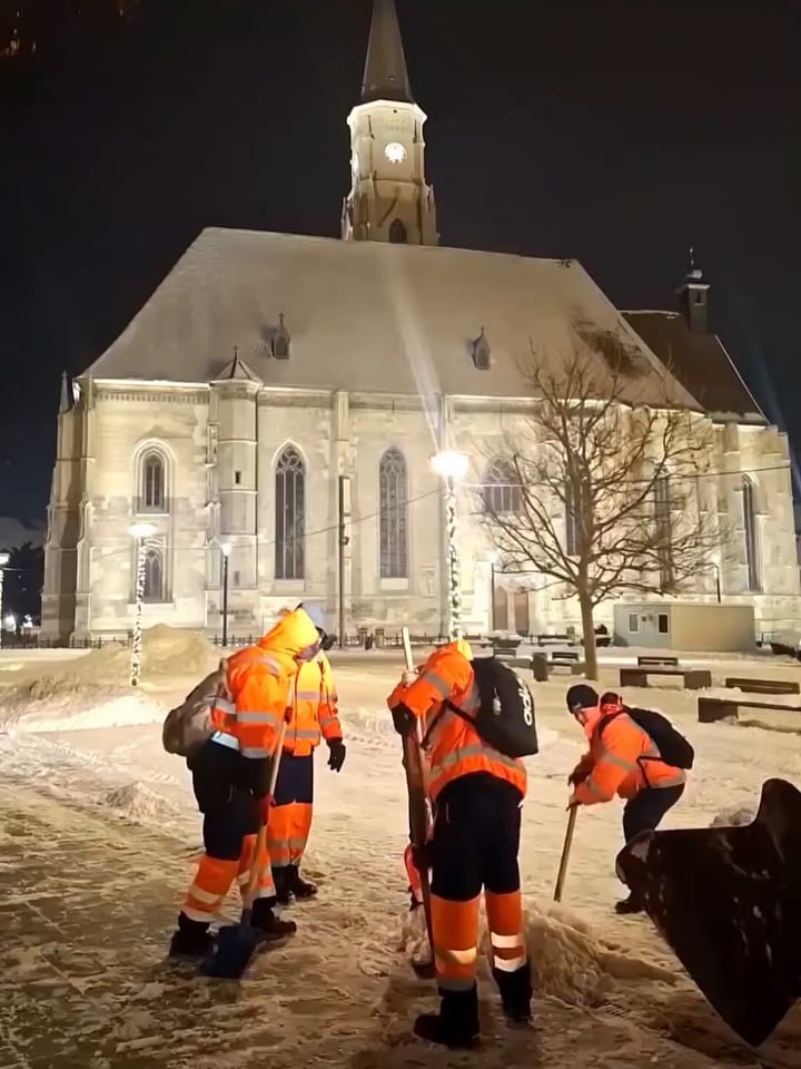 The Nepalese from Cluj cleaning the snow at 12 at night