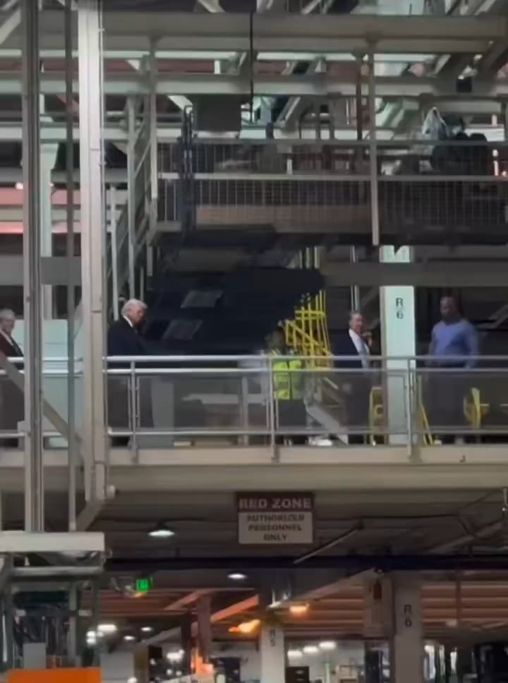 The pro-peace president "Tramp" is introducing himself to a worker at the Ford factory in Dearborn, who shouted at him as a "pedophile defender"