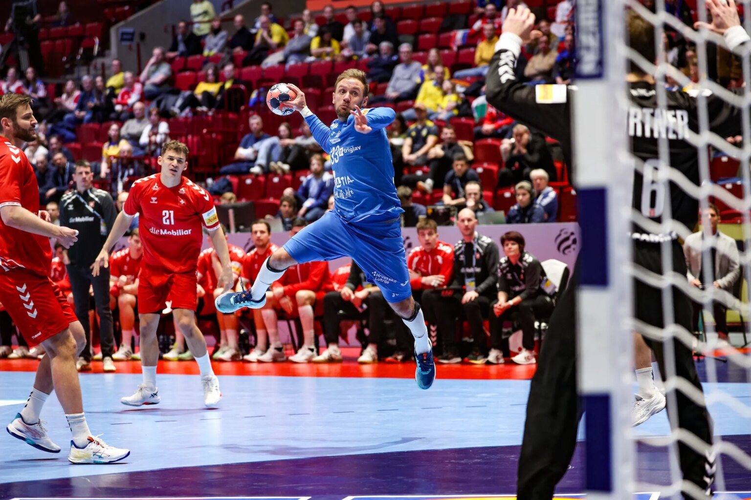 Croatia heat up EHF EURO semi-final race with second main round win