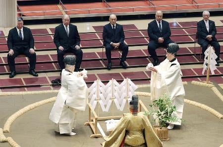 Prime Minister Takaichi to skips the award ceremony in the sumo ring, respecting the tradition of sumo where women are not allowed