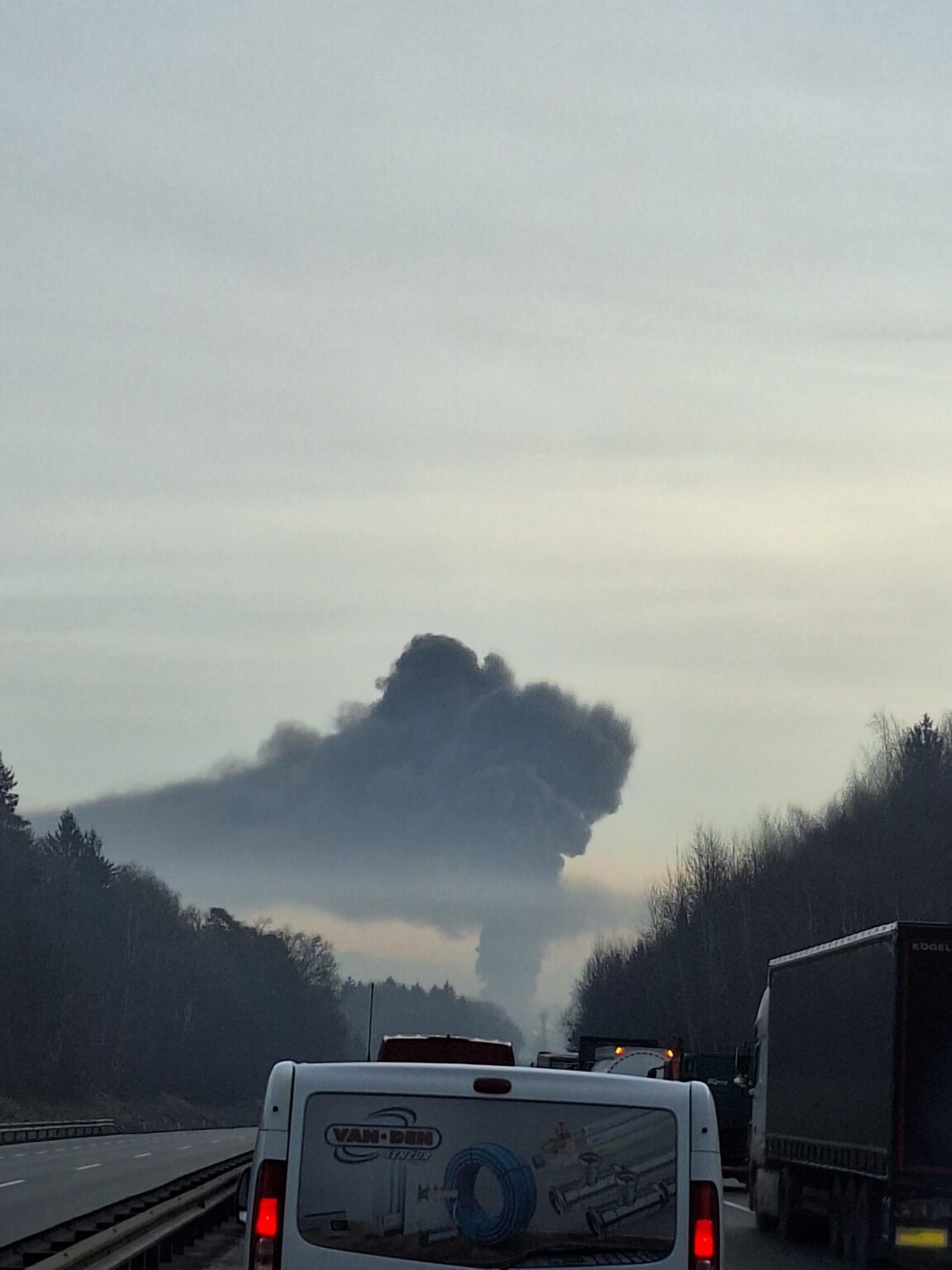 The Styrian woman is standing, something is burning..