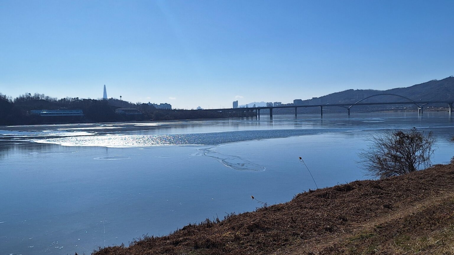 The Han River is starting to freeze over. Seoul is officially an icebox today.