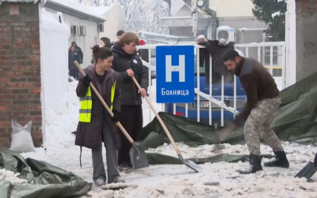 STUDENTS CLEARED SNOW IN FRONT OF CLINICAL CENTER: “We tell the directors of public utility companies to enjoy their chairs while they still can”
