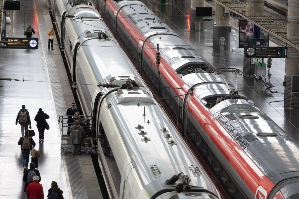 At least two dead and several injured after the derailment of two high-speed trains in Adamuz (Córdoba)