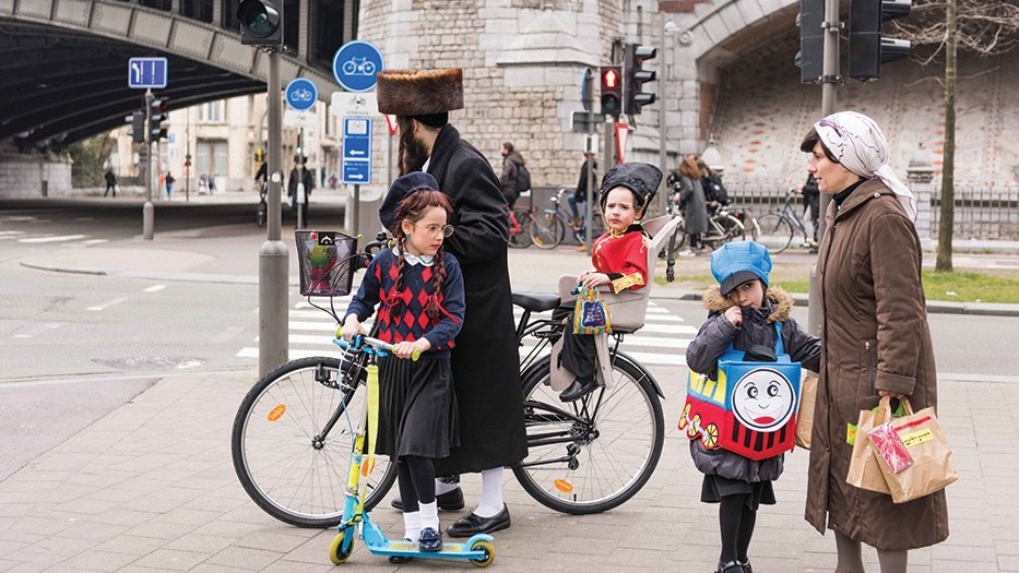 Belgium Maintains Federal Police Presence in Antwerp’s Jewish Quarter ━ The European Conservative A Hasidic Jewish family dressed in costumes for Purim in Antwerp, Belgium, March 24, 2016.