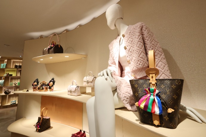 Weak won turns South Korea into luxury shopping magnet for foreigners