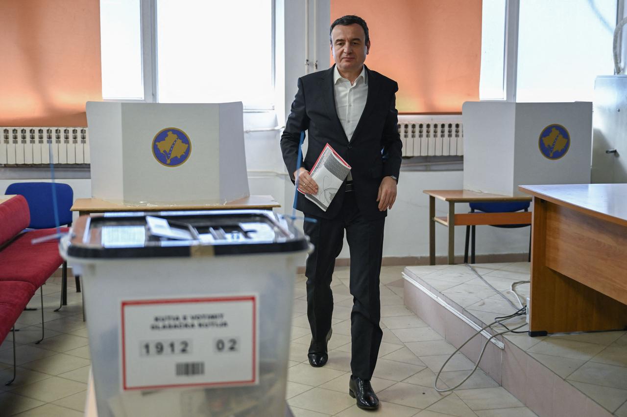 Kosovo's acting Prime Minister and leader of the Vetevendosje Movement (LVV) Albin Kurti prepares to cast his vote at a polling station in Pristina, Kosovo on Dec. 28, 2025. (AFP Photo)