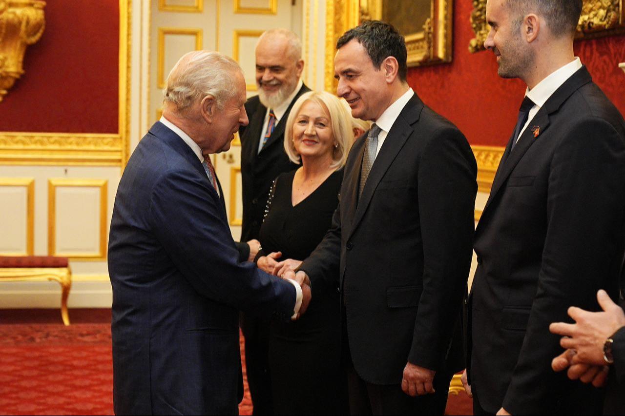 Britains King Charles III (L) shakes hands with Kosovos Prime Minister Albin Kurti at a reception at St Jamess Palace on the eve of the Western Balkans Leaders Summit (The Berlin Process) in London, United Kingdom on Oct. 21, 2025. (AFP Photo)