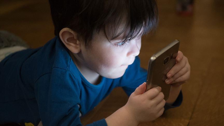 In the Turkish Grand National Assembly, it was recommended that internet access for children under the age of 18 be limited to 22.00-06.00. The limitation in question covers internet access on mobile phones and tablets. It is expected that social media use will be banned for those under the age of 15.