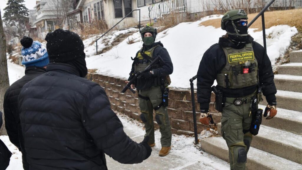 In the United States, a judge [fédérale] restricts the powers of immigration enforcement (ICE) in Minnesota
