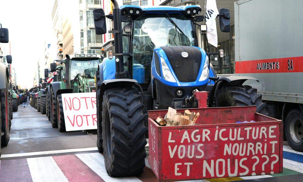 Farmers trying to reach Paris turn around after coming across a vegan butcher shop and an egg bar