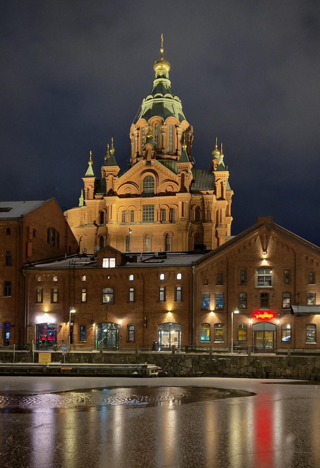 Uspenski cathedral in Helsinki looks stunning after dark