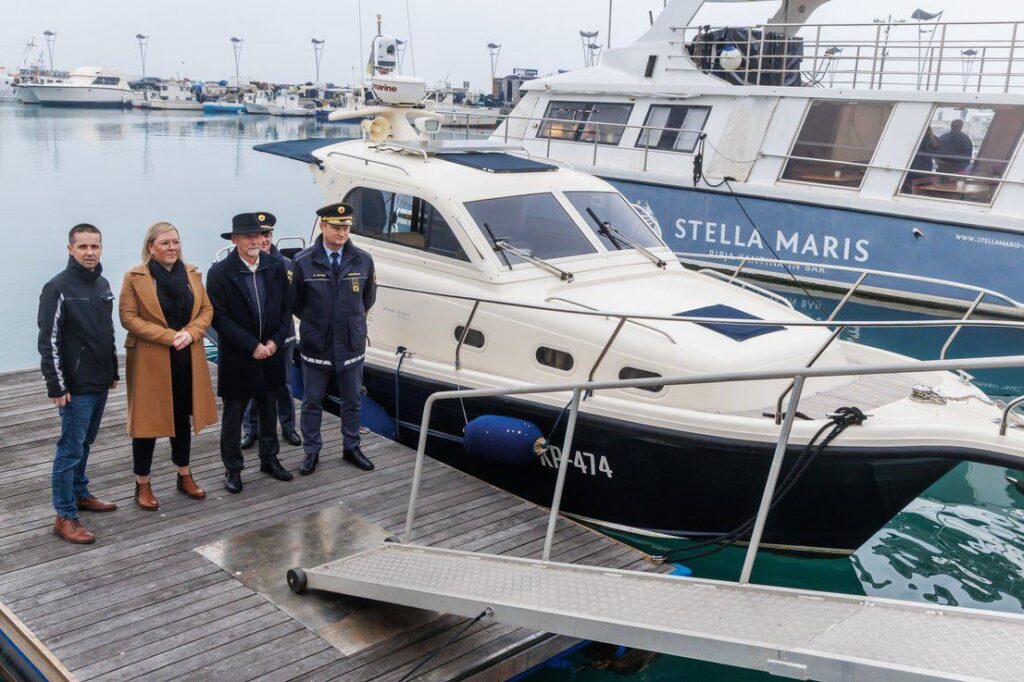 Is it so difficult for the police to buy a proper patrol boat?