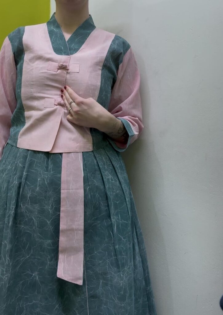 What is this particular style of 한복 called?