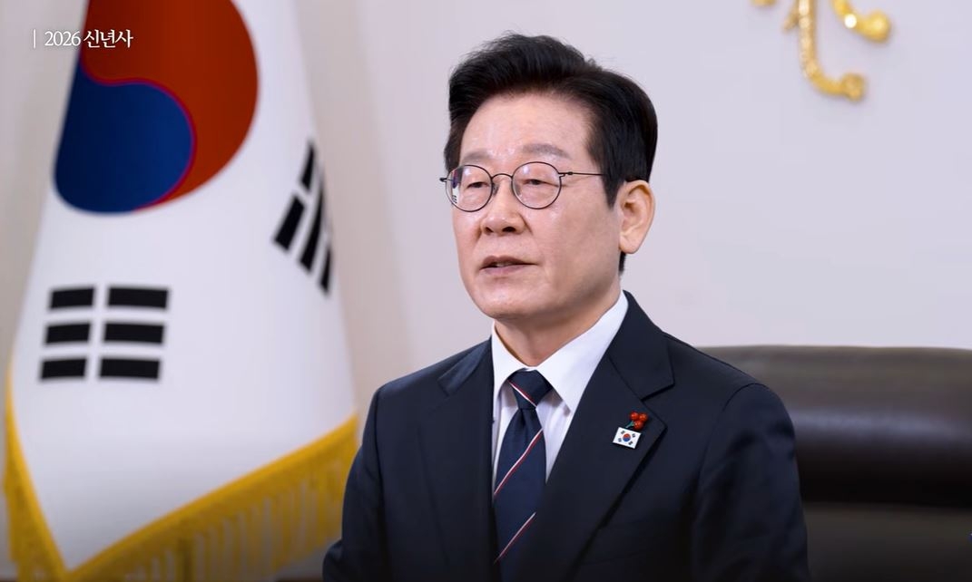 President Lee Jae Myung delivers his New Year's speech in Cheong Wa Dae in a recorded video released Thursday. (Lee Jae Myung's official YouTube account)