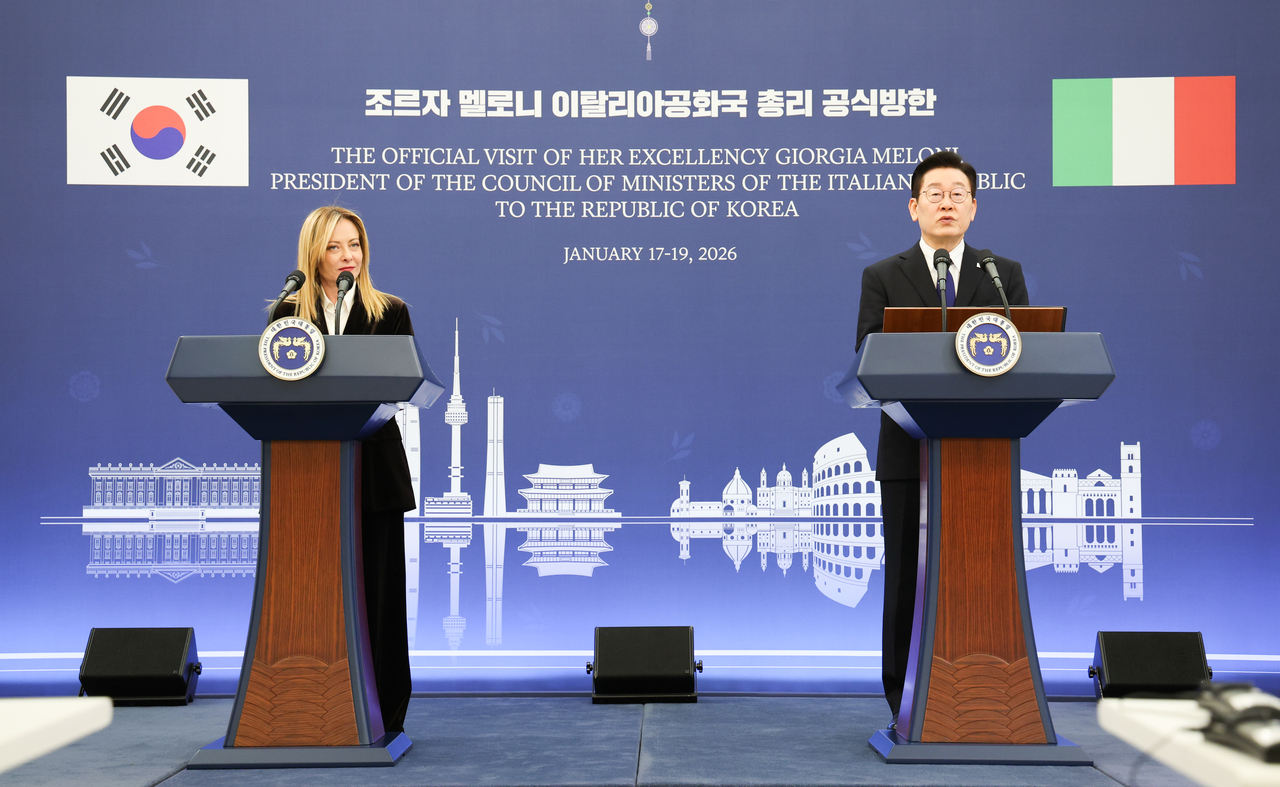 South Korean President Lee Jae Myung (righ) and Italian Prime Minister Giorgia Meloni attend a joint press conference following their talks at the presidential office Cheong Wa Dae in Seoul on Monday. (Yonhap)