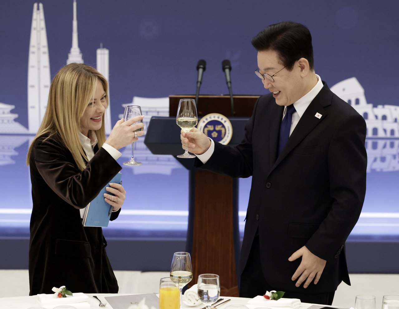 South Korean President Lee Jae Myung (right) and Italian Prime Minister Giorgia Meloni make a toast during a luncheon at the presidential office Cheong Wa Dae in Seoul on Monday. (Yonhap)