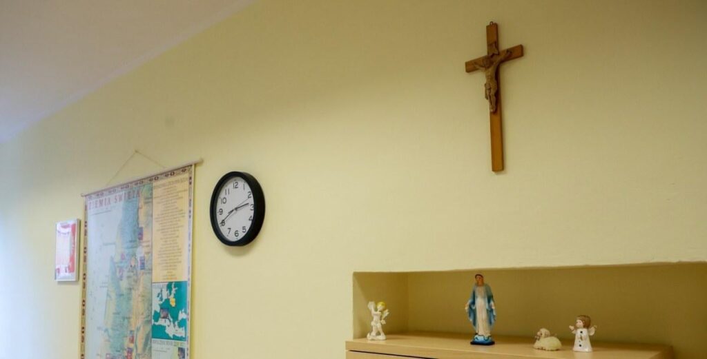 Did the teacher throw the cross into the trash? The mayor refers the case to the prosecutor's office