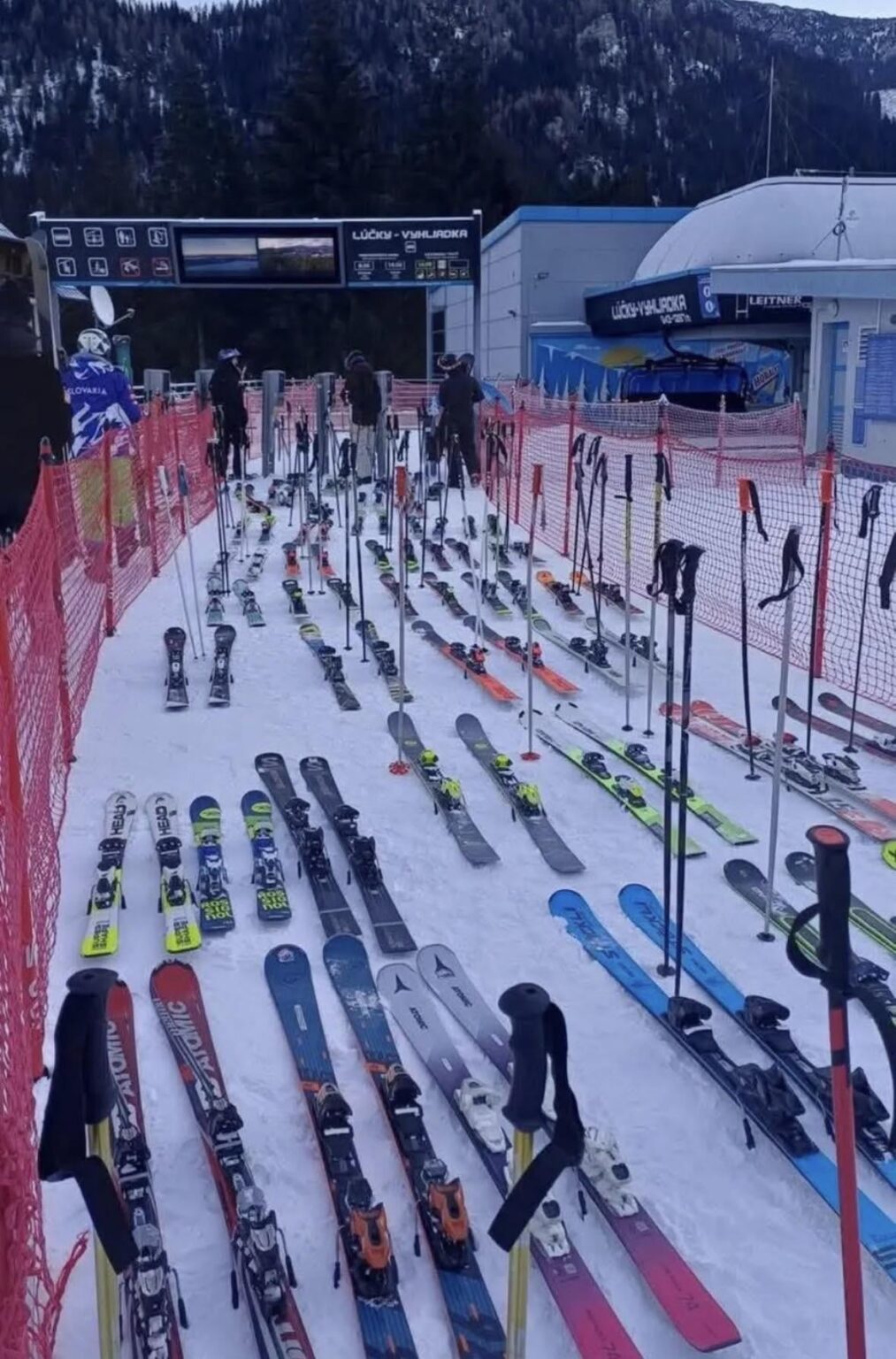 In the summer, certain individuals occupy the sunbeds with towels, in the winter in Jasná, even the first cable car ride is occupied