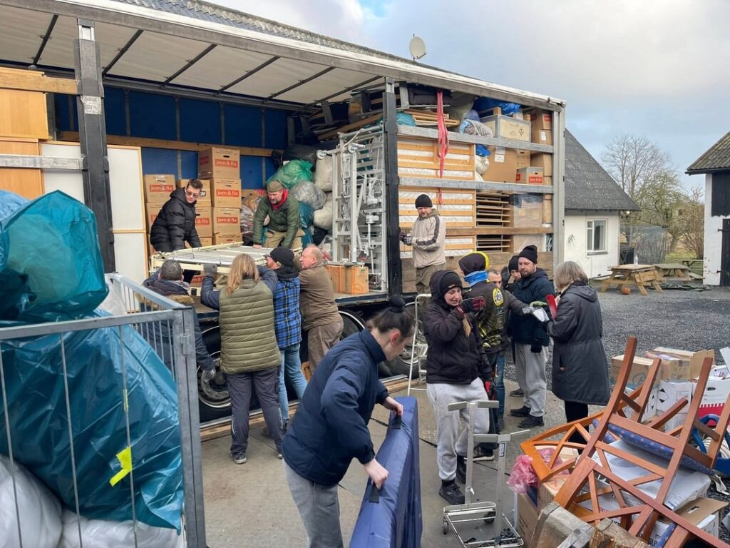 Thinking that with all that is happening, it would be nice to have some good news: on Sunday, Help Ukraine sent a truck full of things to Ukraine. More in the comments