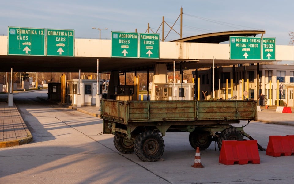 Farmers close border crossings again