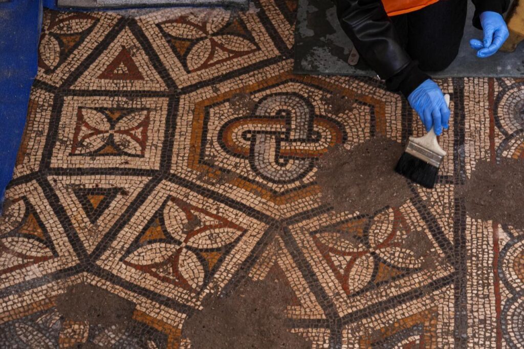 The Solomons Knot motif is visible at the center of a newly discovered mosaic room dating back to the Late Roman period at the Smyrna ancient city in Izmir, Türkiye, Jan. 5, 2026. (AA Photo) (AA Photo)