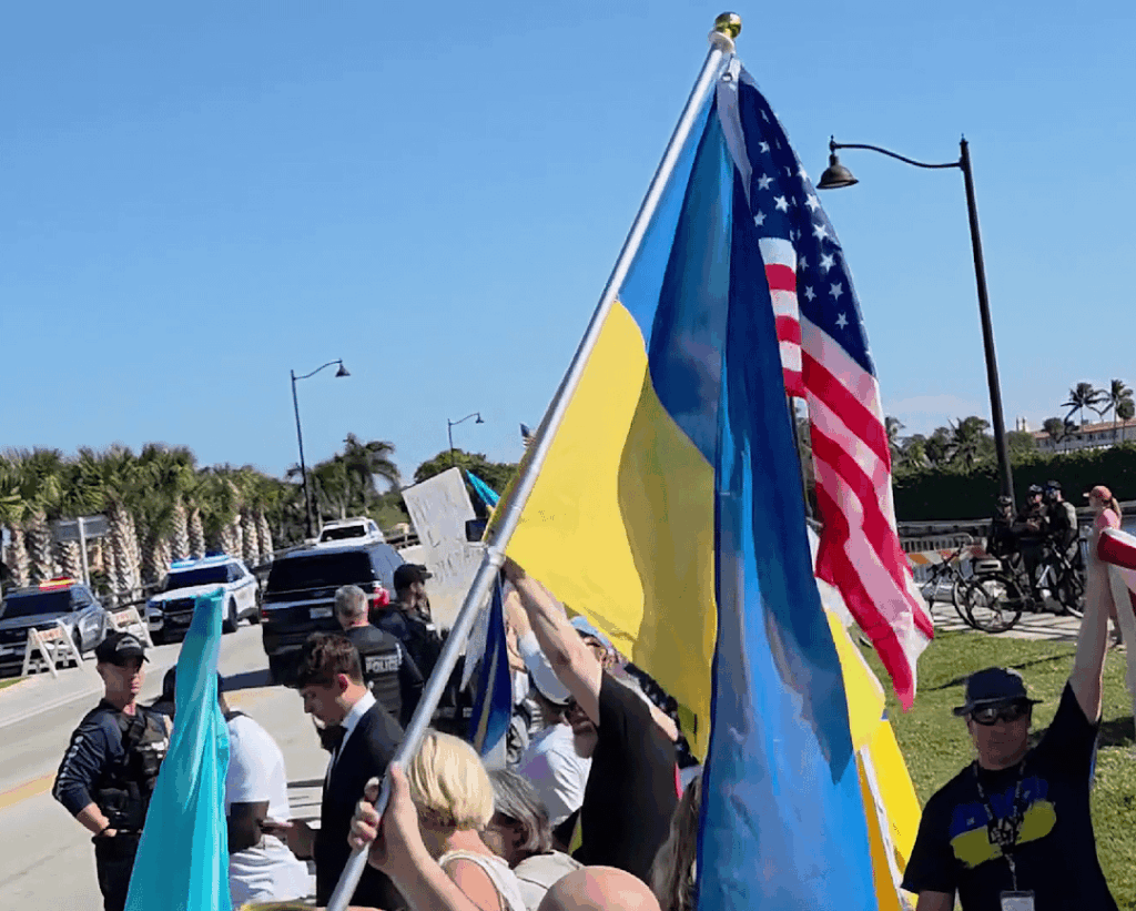 Americans, together with the Ukrainian diaspora, organized a picket in support of Volodymyr Zelenskyy’s delegation during his visit to the United States to meet with Donald Trump (December 28th, Florida)