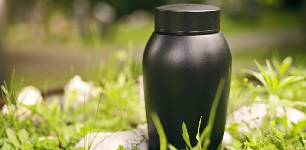 A bill wants to remove the obligation to use a coffin and relaunch the debate on freedom of funerals
