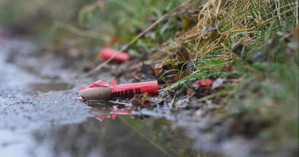 He dropped three fingers of the firecracker on a young man from Rome, he went back from the hospital to set off firecrackers, before he exploded in the face and shot out his eye