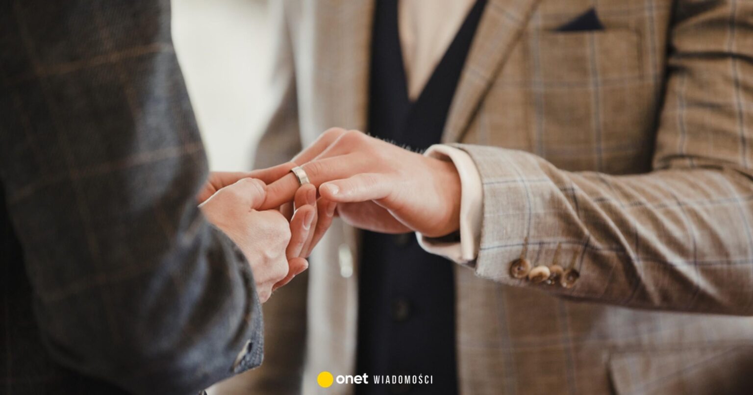 "First spouse and second spouse." The government is implementing changes after the CJEU judgment. Changes to the templates of civil status certificates will enable the transcription of foreign same-sex marriages, announced the Ministry of Digitization.