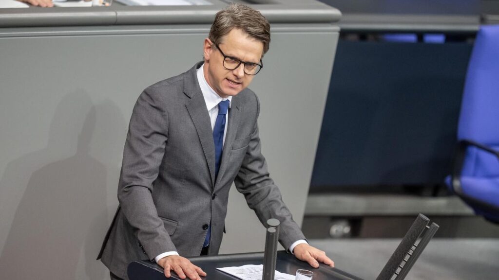 Linnemann wants to speed up German administration | After a waiting period of three months, applications to the authorities should automatically be considered approved. CDU General Secretary Carsten Linnemann wants to make administration more efficient.