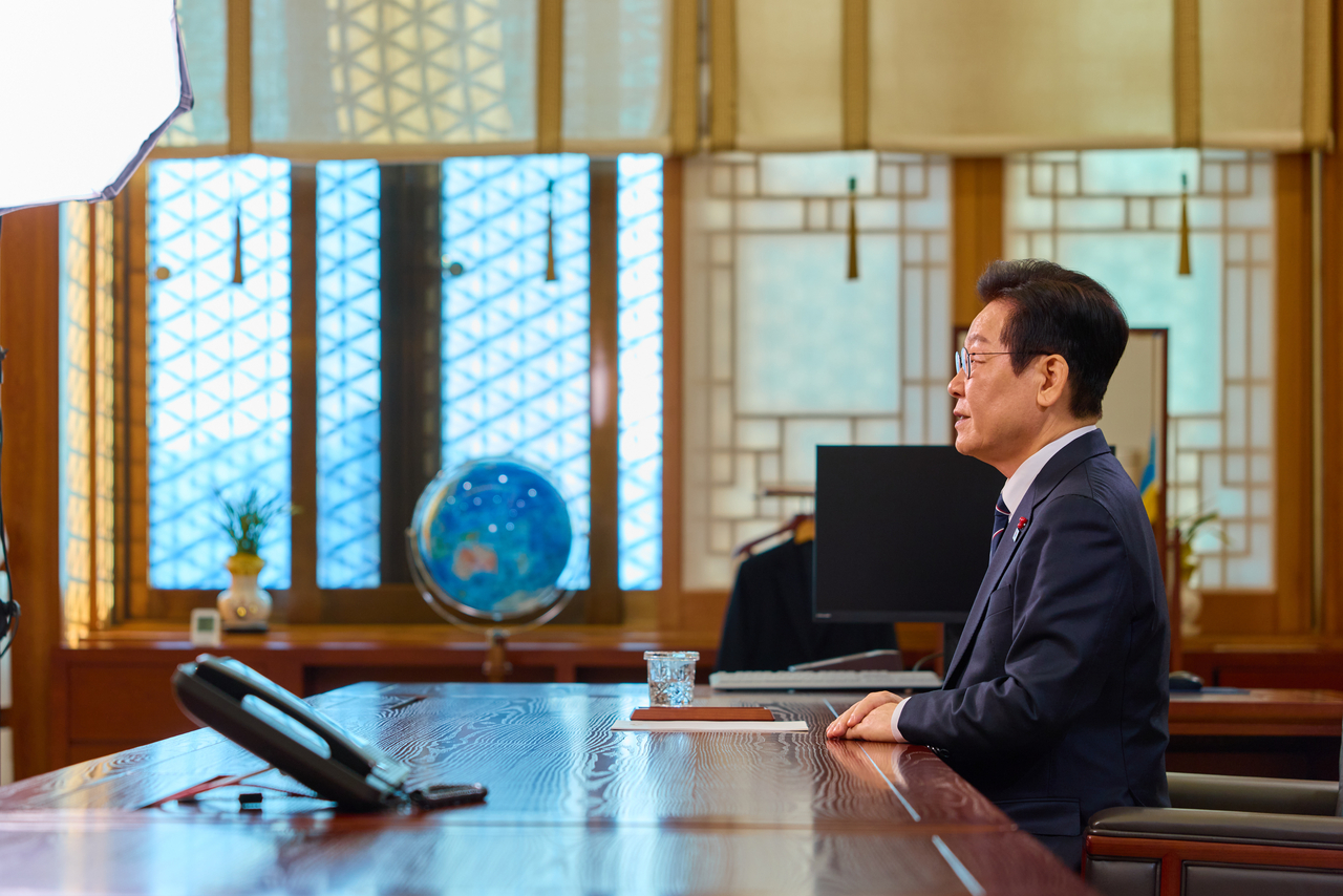 In this photo released Thursday, President Lee Jae Myung delivers his New Year's speech in Cheong Wa Dae. (Cheong Wa Dae)