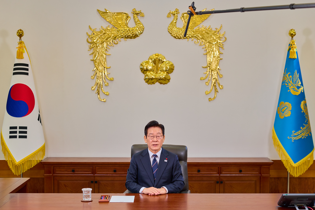 In this photo released Thursday, President Lee Jae Myung delivers his New Year's speech in Cheong Wa Dae. (Cheong Wa Dae)