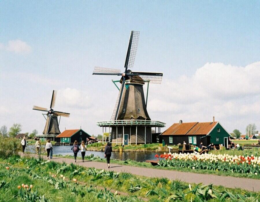 Netherlands Tackles Overcrowding in Zaanse Schans with New Entry Fee to Protect Scenic Charm and Support Sustainable Tourism Growth Netherlands Tackles Overcrowding in Zaanse Schans with New Entry Fee to Protect Scenic Charm and Support Sustainable Tourism Growth
